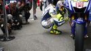 Valentino Rossi kontroluje stav svého motocyklu