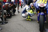 Valentino Rossi kontroluje stav svého motocyklu