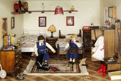 Krása střídá nábytek. Domečky pro panenky provedou historií bydlení i rodinných zvyklostí v Anglii