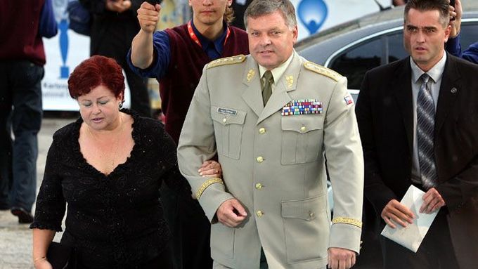 Kromě ministra zahraničních věcí Cyrila Svobody se závěru festivalu nezúčastnil žádný politik. Zato přišel náčelník generálního štábu Pavel Štefka se svojí ženou.