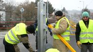 Opěrný ocelový sloup je uložen do zabudovaných základů. Při této výšce zábran je třeba použít i pomocné vzpěry.