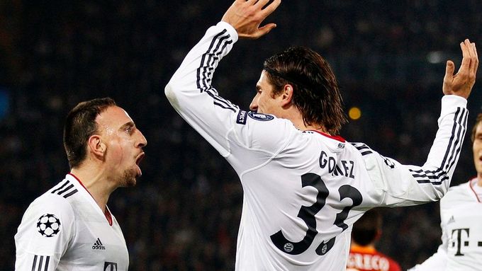 Mario Gómez (vpravo) pomohl k výhře Bayernu čtyřmi góly, Franck Ribéry (vlevo) dvěma