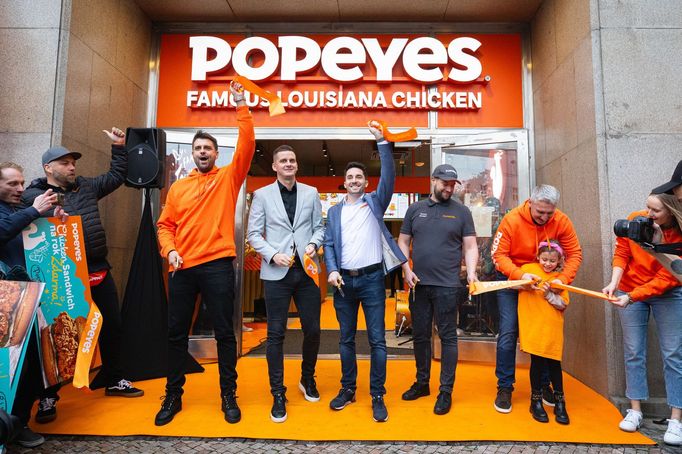 Otevření prvního amerického fastfoodového řetězce Popeyes v Česku, na Václavském náměstí, 3. 11. 2023.