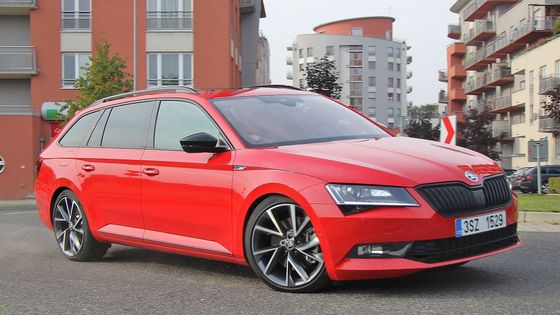 Foto: Testovali jsme Superb Combi SportLine. Víme, čím se sportovně laděná manažerská škodovka liší