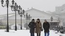 People walk along Manezh Square during a heavy snowfall in central Moscow, November 29, 2012. REUTERS/Sergei Karpukhin (RUSSIA - Tags: ENVIRONMENT CITYSPACE) Published: Lis. 29, 2012, 1:48 odp.