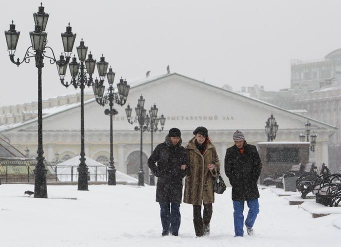 People walk along Manezh Square during a heavy snowfall in central Moscow, November 29, 2012. REUTERS/Sergei Karpukhin (RUSSIA - Tags: ENVIRONMENT CITYSPACE) Published: Lis. 29, 2012, 1:48 odp.