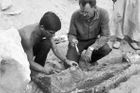 Profesor Zbyněk Žába a jeho student Ján Midžiak čistí jeden ze sekundárních pohřbů v Ptahšepsesově mastabě.
