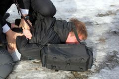 "Za republiku," křikl a hodil rajče na Zemana. Je na policii