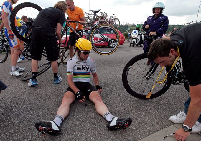 Britský cyklista Mark Cavendish po pádu během čtvrté etapy Tour de France 2012.