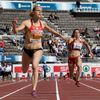 Němka Verena Sailerová dobíhá závod na 100 metrů před Malťankou Diane Borgovou na Mistrovství Evropy v atletice 2012 v Helsinkách.
