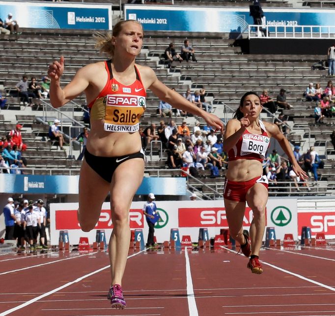 Němka Verena Sailerová dobíhá závod na 100 metrů před Malťankou Diane Borgovou na Mistrovství Evropy v atletice 2012 v Helsinkách.