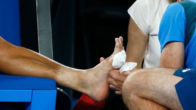Čong-Hjon si nechává ošetřovat puchýře v semifinále Australian Open.