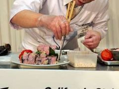 Obliba sushi ve světě roste, což je jedna z příčin stále rostoucí poptávky po tuňácích.