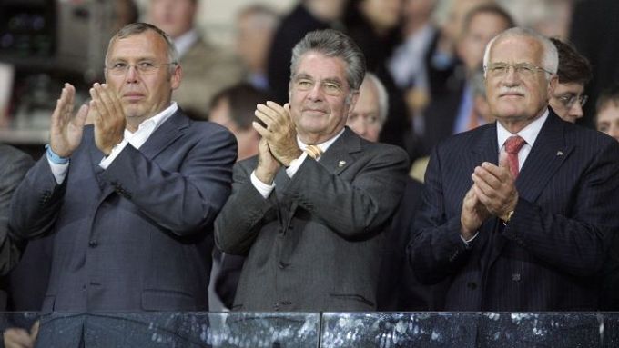 Václav Klaus včera v doprovodu kancléře Alfreda Gusenbauera (vlevo) a prezidenta Heinze Fischera sledoval ve Vídni fotbalový zápas Rakousko - ČR.