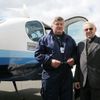 Kardinál Miloslav Vlk s pilotem Mirkem Kovářem