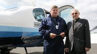 Kardinál Miloslav Vlk s pilotem Mirkem Kovářem.