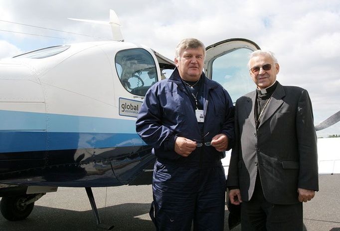 Kardinál Miloslav Vlk s pilotem Mirkem Kovářem.