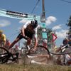 Chris Froome padá v 9. etapě na Tour de France 2018