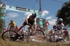 Chris Froome padá v 9. etapě na Tour de France 2018