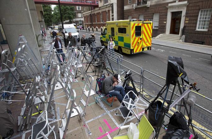 Prostranství před St Mary's Hospital, kde má vévodkyně Catherine rodit, již několik dnů před porodem zabrali fotografové a členové televizních štábů.