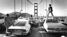 Dopravní zácpa na silniční komunikaci na mostě Golden Gate Bridge. Fotografie z roku 1980.