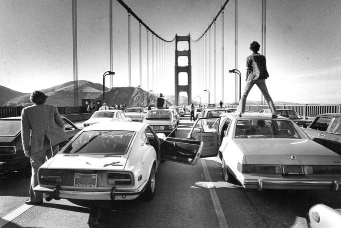 Dopravní zácpa na silniční komunikaci na mostě Golden Gate Bridge. Fotografie z roku 1980.