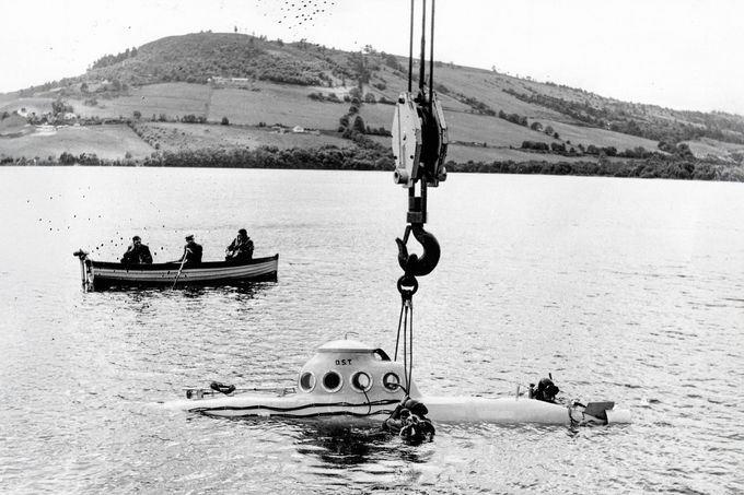 Loch Ness, 7. července 1969: Spuštění miniponorky k podvodnímu pátrání po „Nessie“. Záběr dokumentuje technickou fázi honu.
