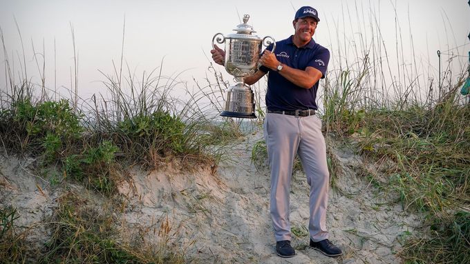 Phil Mickelson na Kiawah Island s trofejí pro vítěze PGA Championship
