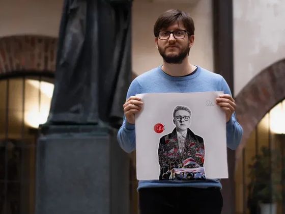Petr Ťoupalík, zakladatel iniciativy 11+1, s fotografií jednoho z uvězněných běloruských studentů