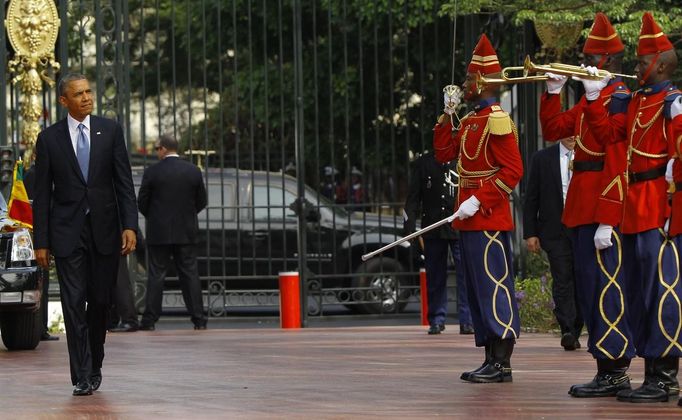 Čestná stráž pro Baracka Obamu v senegalské metropoli Dakaru.