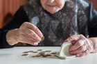Důchodci v nouzi: 190 tisíc seniorů v Česku musí vyjít s penzí pod 10 tisíc korun