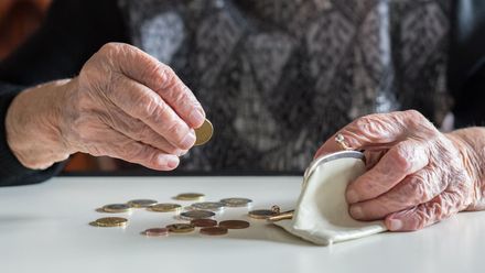 Šmejdi v energetice? Chtějí obelhat seniory, třeba smlouvou po telefonu, říká Rottner