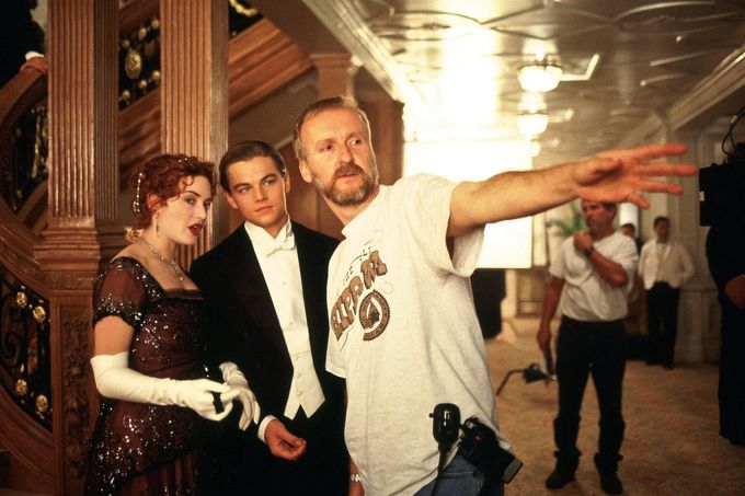 Kate Winslet, Leonardo DiCaprio a režisér James Cameron při natáčení filmu Titanic z roku 1997.