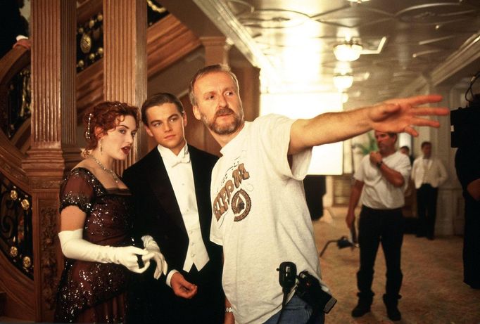 Kate Winslet, Leonardo DiCaprio a režisér James Cameron při natáčení filmu Titanic z roku 1997.