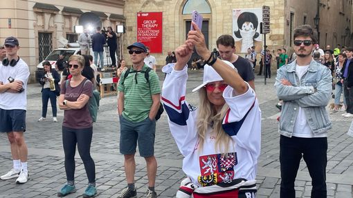 Některé fanynky už na náměstí tančí a těší se na zlaté hokejisty