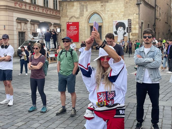 Některé fanynky už na náměstí tančí a těší se na zlaté hokejisty