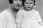 Alžběta II. - anglicky Elizabeth II. - se narodila 21. dubna 1926 jako nejstarší dcera prince Alberta (později krále Jiřího VI.) a jeho ženy Alžběty. Na snímku se svou matkou jako dítě v roce 1927.