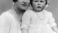 Alžběta II. - anglicky Elizabeth II. - se narodila 21. dubna 1926 jako nejstarší dcera prince Alberta (později krále Jiřího VI.) a jeho ženy Alžběty. Na snímku se svou matkou jako dítě v roce 1927.