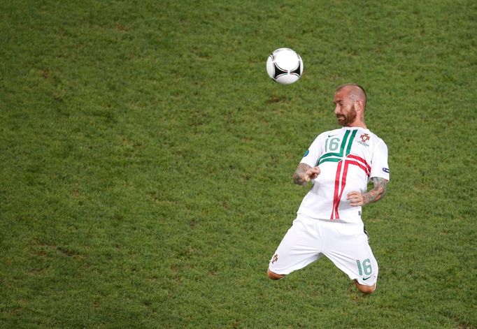 Portugalský fotbalista Raul Meireles hlavičkuje během semifinále na Euru 2012.