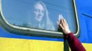 Žena se loučí se příbuzným na oděsském nástupišti. Vlak míří do polského města Przemysl.