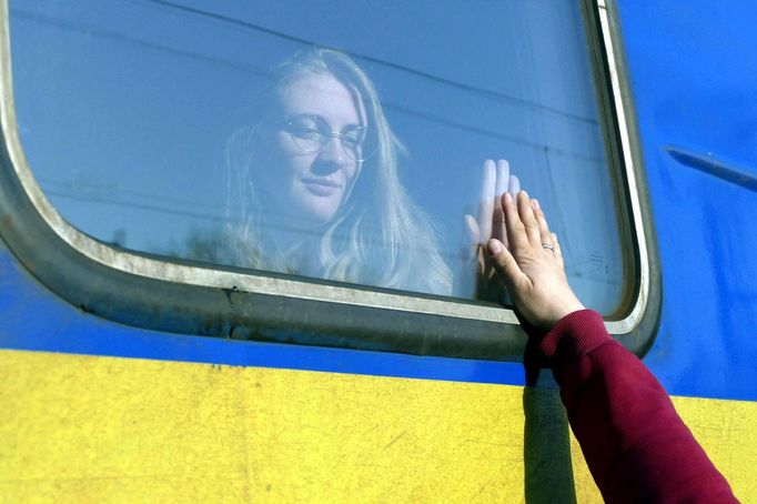 Žena se loučí se příbuzným na oděsském nástupišti. Vlak míří do polského města Przemysl.