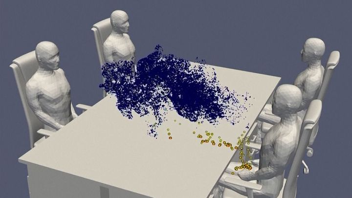 Takto virus řádí v nevětrané místnosti. Japonci přišli se znepokojivou animací