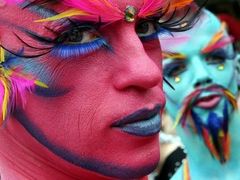 Oslava své sexuální orientace i snaha upozornit na problémy. To jsou důvody včerejšího pochodu gayů a lesbiček v Paříži.