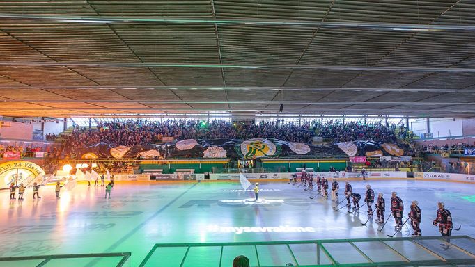 Oslavy 80 let hokeje ve Vsetíně: Choreo fanoušků při nástupu.