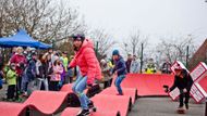 Dráha na pumptrack je unikátní svojí délkou 86 metrů, která z ní dělá nejdelší podobnou stavbu v České republice. Městská část Praha 12 ji vybudovala na popud patnáctiletého studenta Matyáše Kulicha. Náklady na úpravu areálu a stavbu dosáhly téměř dvou milionů korun.