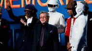 Producent Paul Williams se členy kapely Daft Punk se radují z výhry alba Random Access Memmories. Francouzské elektronické duo, které tvoří Thomas Bangalter a Guy-Manuel De Homem-Christo, neřeklo ani slovo.