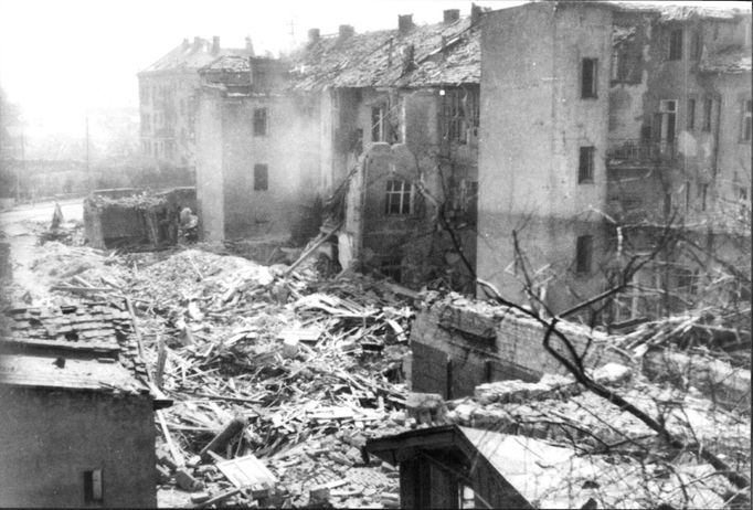 Tak po ničivém náletu 22. 3. 1945 americké bomby zdevastovaly Kralupy nad Vltavou.