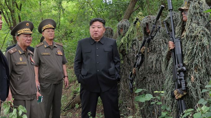 Archivní fotografie severokorejského vůdce Kim Čong-una stojícího vedle odstřelovačů během návštěvy výcvikové základny speciálních operací.