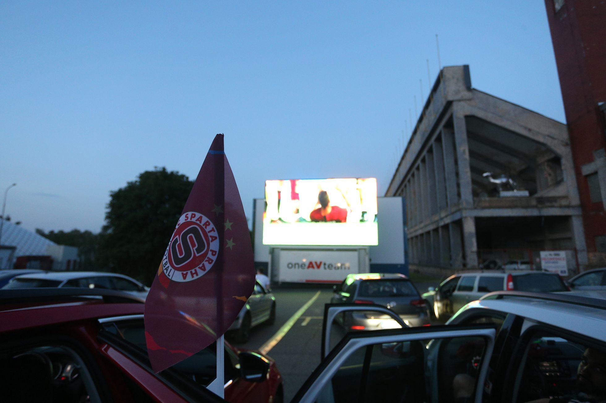 Autokino na Strahově, kde fanoušci sledovali ligový zápas Sparty s Plzní