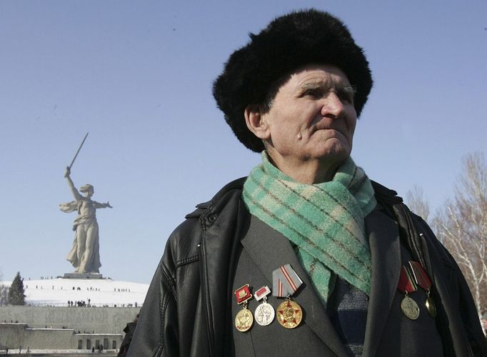 A World War Two veteran stands at a memorial Mamayev Kurgan (Mamayev Hill) in Volgograd, 02 February 2008. Russia marks the 65th anniversary of the Soviet Union's victory over the Nazis at the battle of Stalingrad, Volgograd's former name, one of the bloodiest and longest battles in the Second World War.